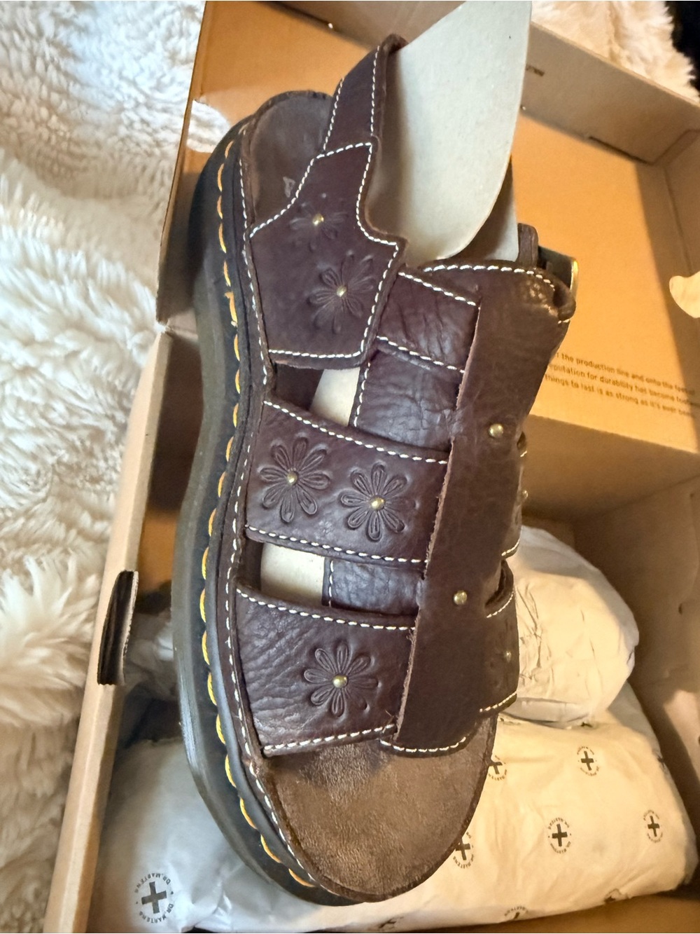 Dr. Martens Wrenlie Floral
Deboss Sandals - size 9